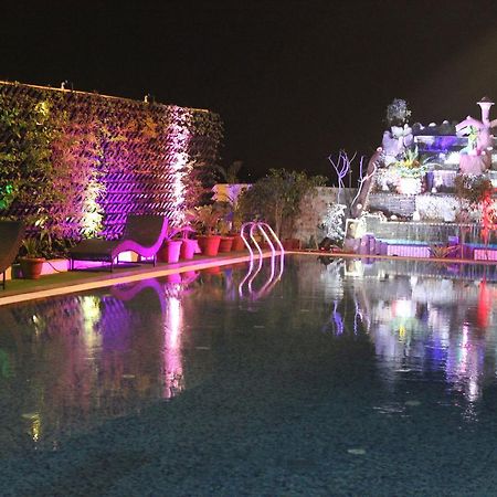 Xenious World Square Hotel Ghaziabad Exteriör bild