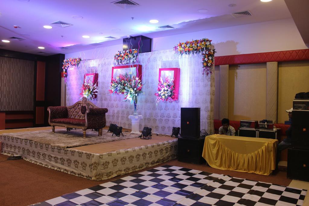 Xenious World Square Hotel Ghaziabad Exteriör bild