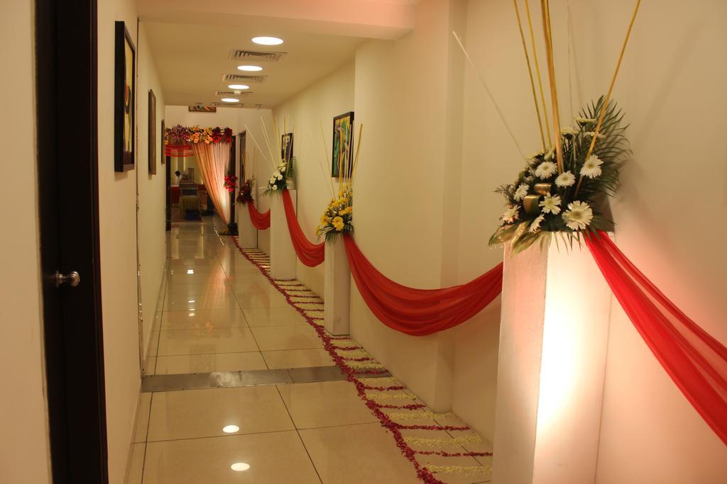 Xenious World Square Hotel Ghaziabad Exteriör bild