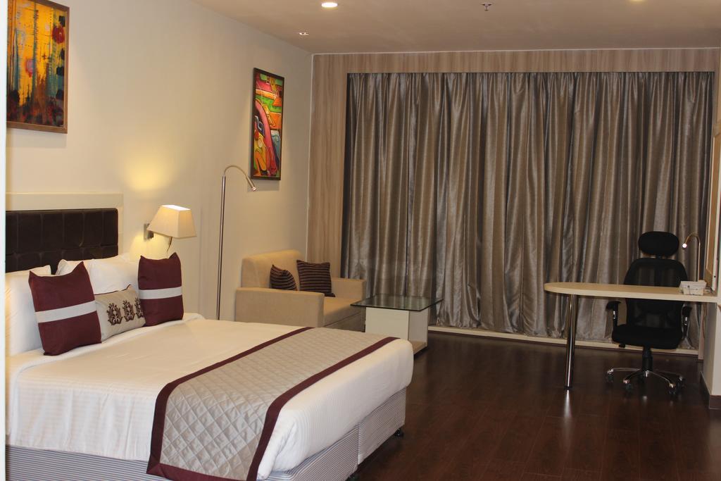 Xenious World Square Hotel Ghaziabad Exteriör bild