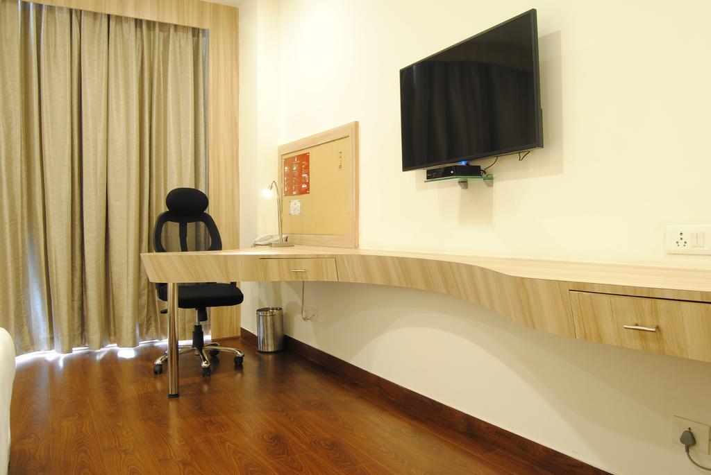 Xenious World Square Hotel Ghaziabad Exteriör bild