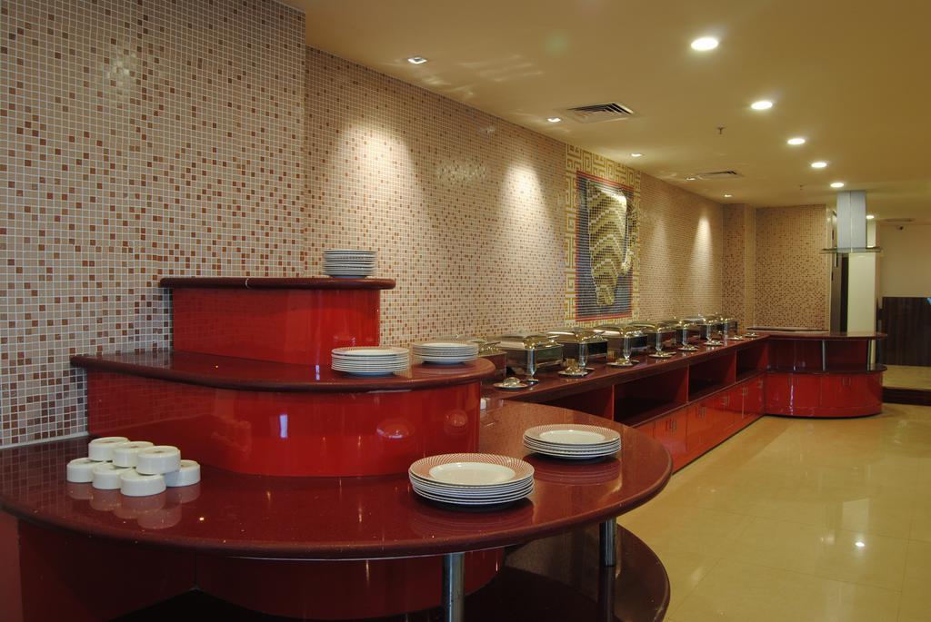Xenious World Square Hotel Ghaziabad Exteriör bild