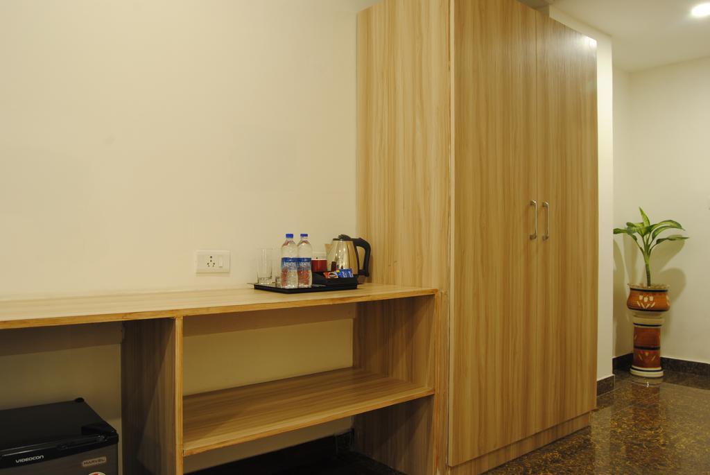 Xenious World Square Hotel Ghaziabad Exteriör bild