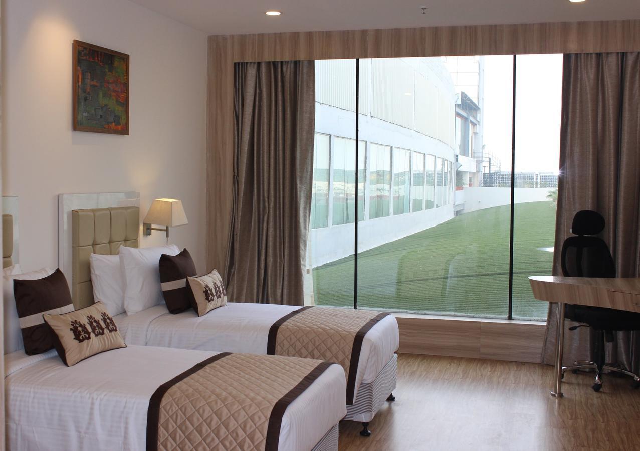 Xenious World Square Hotel Ghaziabad Exteriör bild